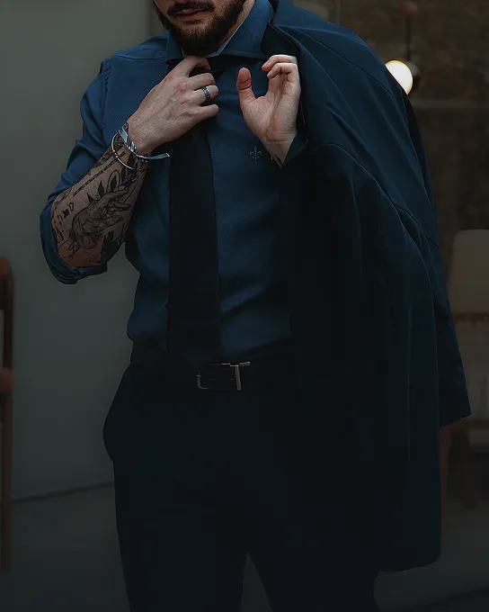 Hombre de traje azul con saco al hombro, asesoría de imagen integral