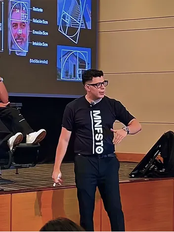 Andrés Miranda dictando una conferencia sobre presencia ejecutiva