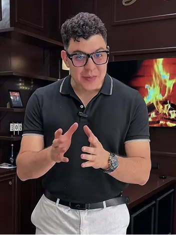 Andrés Miranda explicando conceptos de marca personal en su estudio