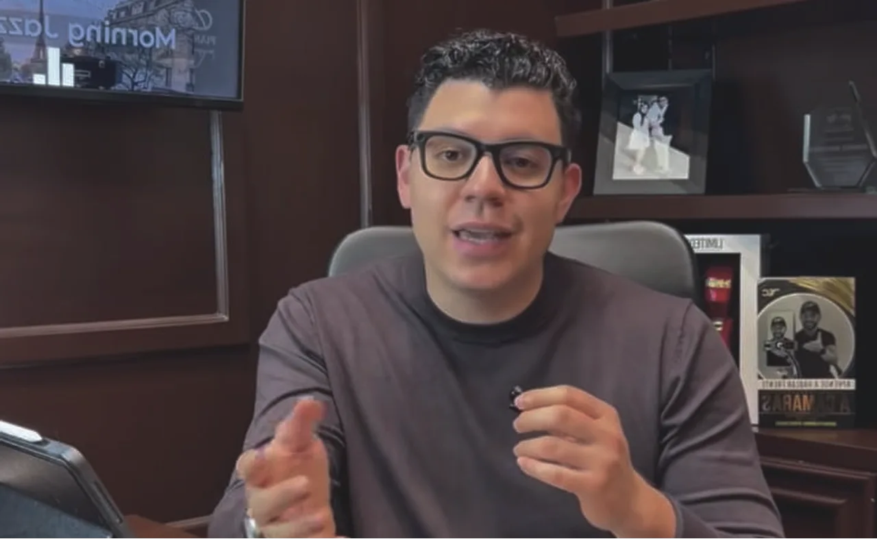 Andrés Miranda hablando a cámara en su estudio