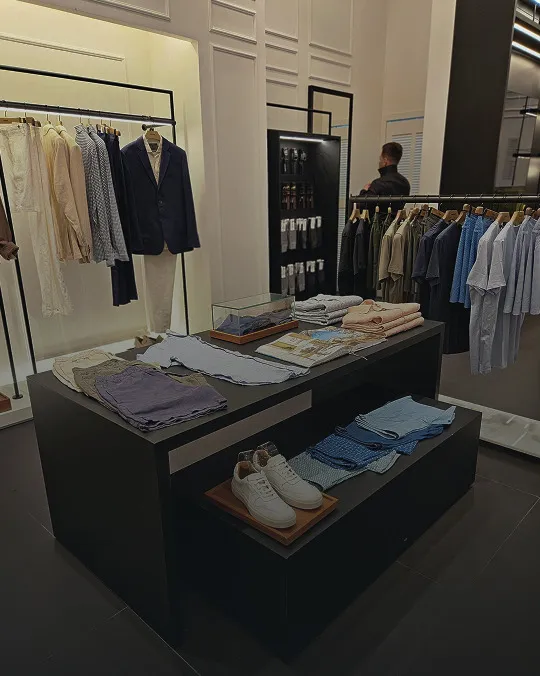 Tienda de ropa masculina con prendas exhibidas, servicio de personal shopper en Bogotá