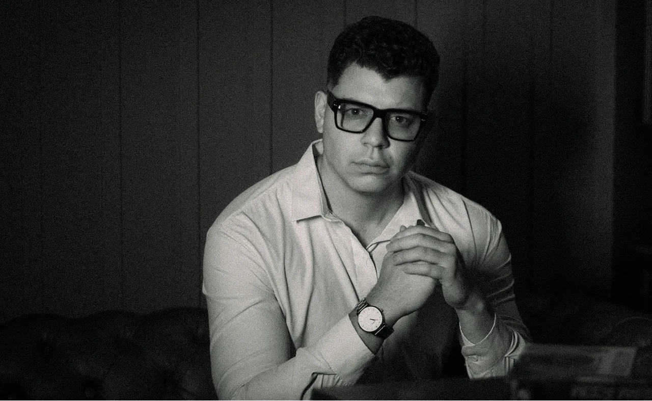 Retrato de Andrés Miranda, asesor de imagen masculina, con gafas y camisa clara