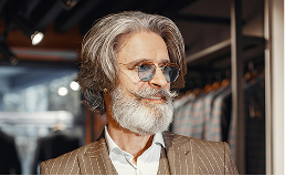 Hombre maduro con barba y gafas
